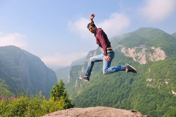 Homem salta na natureza — Fotografia de Stock