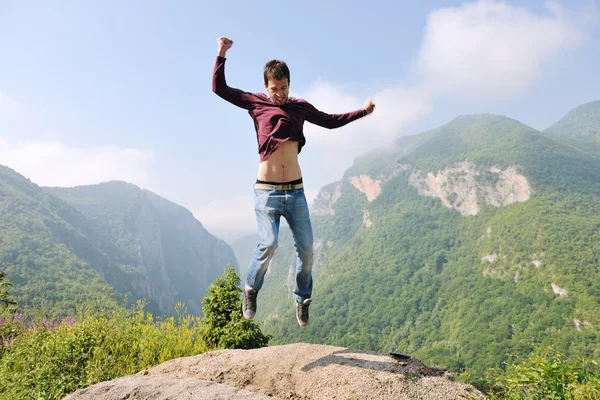 Mann springt in die Natur — Stockfoto