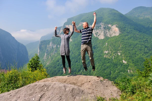 Happy νεαρό ζευγάρι πηδώντας στον αέρα — ストック写真