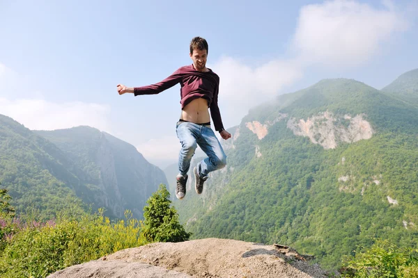 Mann springt in die Natur — Stockfoto