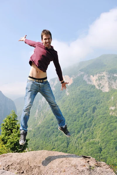 Hombre salto en la naturaleza — Foto de Stock