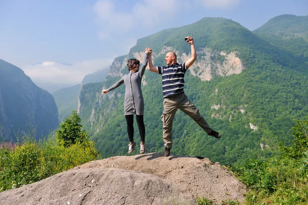 Feliz jovem casal pulando no ar — Fotografia de Stock