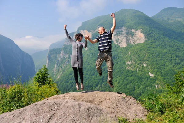 快乐的年轻夫妇，在空气中跳跃 — 图库照片