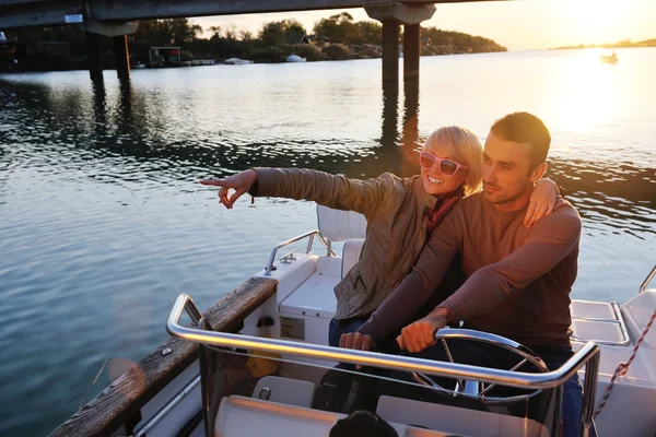 Portret van gelukkige jongeman op boot — Stockfoto