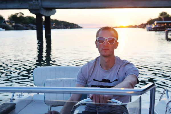 Porträtt av glad ung man på båt — Stockfoto
