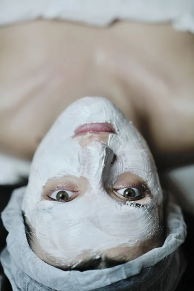 Mulher com máscara facial em estúdio de cosméticos — Fotografia de Stock