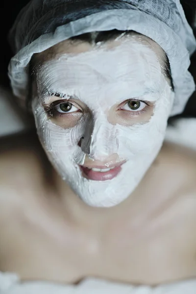 Kobieta z twarzy maski w studio kosmetyczne — Zdjęcie stockowe