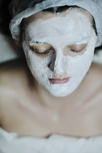 Kobieta z twarzy maski w studio kosmetyczne — Zdjęcie stockowe