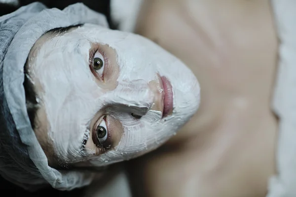 Женщина в маске для лица в косметической студии — стоковое фото