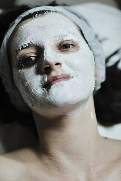 Femme avec masque facial en studio cosmétique — Photo