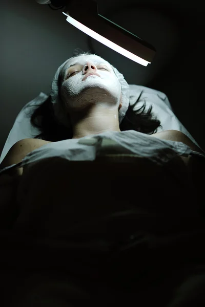 Γυναίκα με μάσκα προσώπου σε καλλυντικά στούντιο — Φωτογραφία Αρχείου
