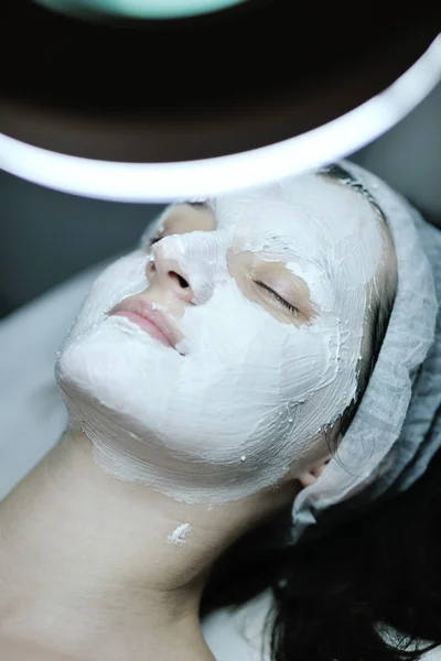 Mulher com máscara facial em estúdio de cosméticos — Fotografia de Stock