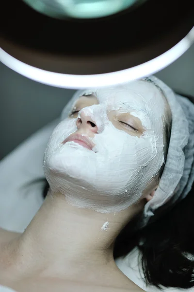 化粧品のスタジオの顔のマスクを持つ女性 — ストック写真