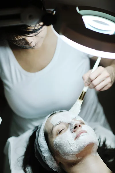 Mujer con máscara facial en estudio cosmético —  Fotos de Stock