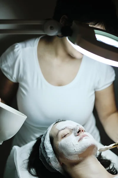 Woman with facial mask in cosmetic studio — Stock Photo, Image