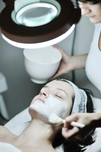 Frau mit Gesichtsmaske im Kosmetikstudio — Stockfoto