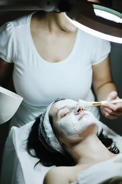 Frau mit Gesichtsmaske im Kosmetikstudio — Stockfoto