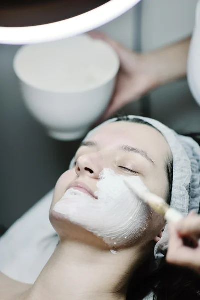 Vrouw met gezichts masker in cosmetische studio — Stockfoto