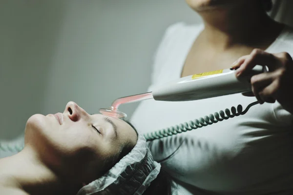 Mulher com máscara facial em estúdio de cosméticos — Fotografia de Stock