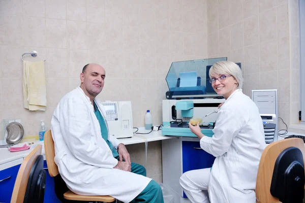 Küçük bir hayvan kliniğinde veteriner ve asistan. — Stok fotoğraf