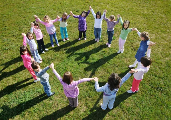 Preescolar niños al aire libre divertirse —  Fotos de Stock