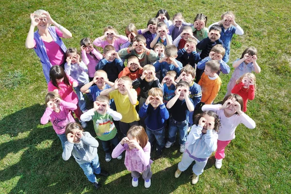 Crianças pré-escolares ao ar livre se divertir — Fotografia de Stock