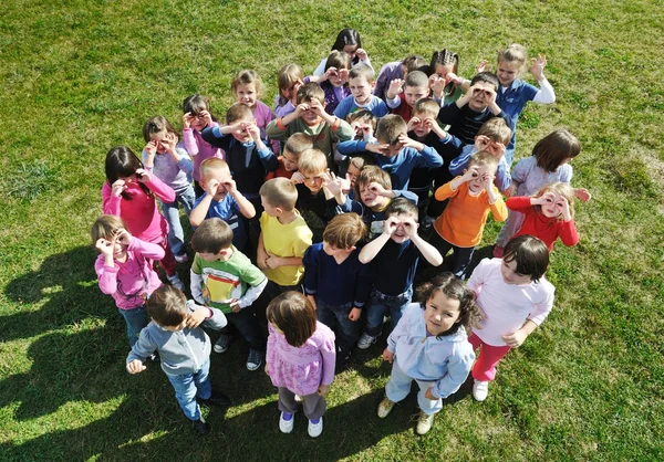 Förskolebarn utomhus ha kul — Stockfoto