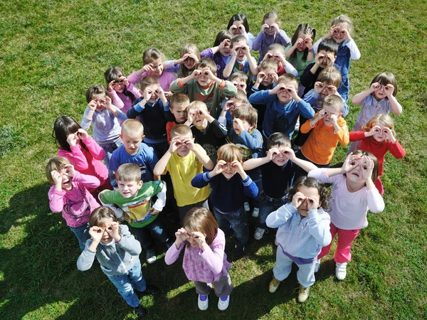 Crianças pré-escolares ao ar livre se divertir — Fotografia de Stock