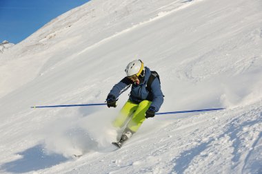 Güzel güneşli bir günde kış mevsiminde taze kar üzerinde kayak yapmak