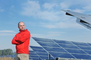 erkek güneş paneli mühendis olarak iş yeri