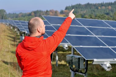 Güneş Panelleri Tesis Alanında Bilgisayar Kullanan Mühendis