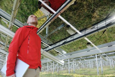 Güneş Panelleri Tesis Alanında Bilgisayar Kullanan Mühendis