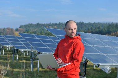 erkek güneş paneli mühendis olarak iş yeri