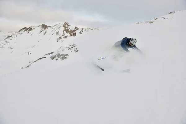 在阳光明媚的冬季，滑雪场上的新雪 — 图库照片