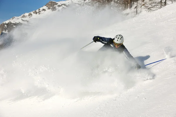 Skiën op verse sneeuw in het winterseizoen op mooie zonnige dag — Stockfoto