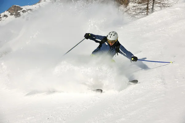 Skiën op verse sneeuw in het winterseizoen op mooie zonnige dag — Stockfoto