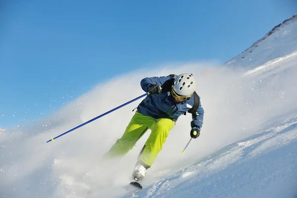 Skiën op verse sneeuw in het winterseizoen op mooie zonnige dag — Stockfoto
