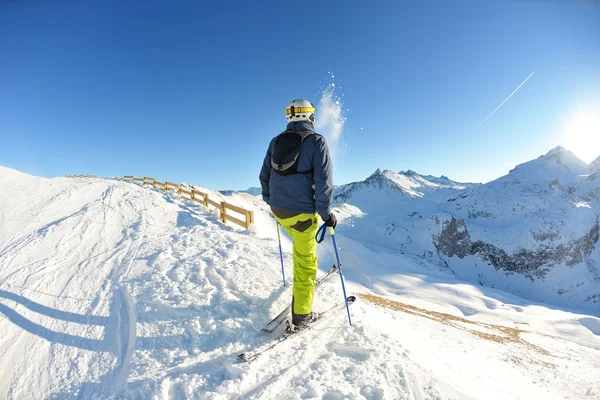 Катание на лыжах по свежему снегу в зимний сезон в прекрасный солнечный день — стоковое фото