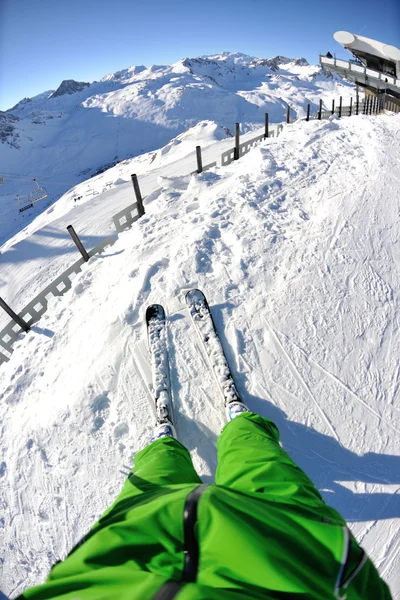 Lyžování na čerstvém sněhu v zimní sezóně v krásném slunečném dni — Stock fotografie