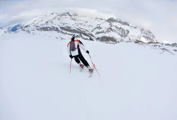 Sciare sulla neve fresca nella bella giornata di sole — Foto Stock