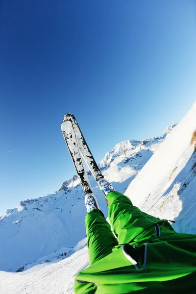 Esquiando na neve fresca na temporada de inverno no belo dia ensolarado — Fotografia de Stock