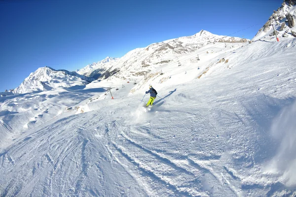 Esquiar en nieve fresca en temporada de invierno en un hermoso día soleado —  Fotos de Stock