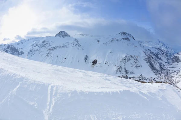 Höga berg under snö på vintern — Stockfoto