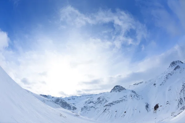 Altas montanhas sob neve no inverno — Fotografia de Stock