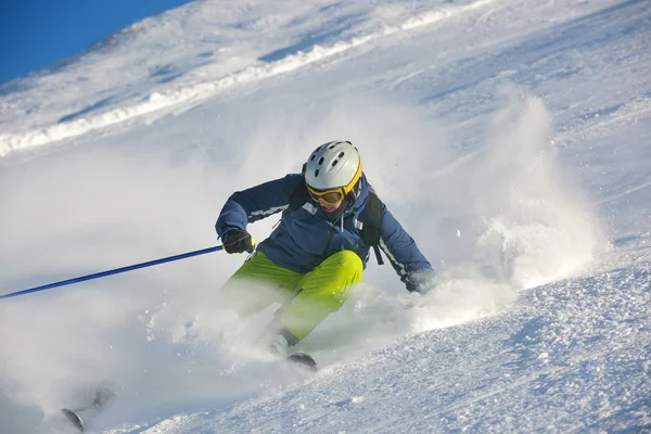 Skifahren auf Neuschnee zur Wintersaison bei schönem Sonnenschein — Stockfoto