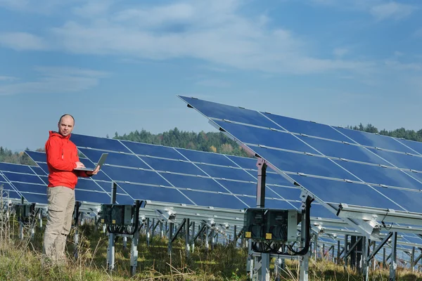 Ingenieur met behulp van laptop op zonnepanelen Plant Field — Stockfoto
