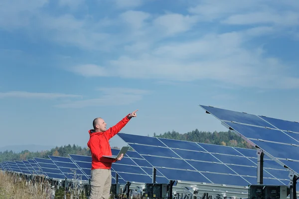 Ingenieur met behulp van laptop op zonnepanelen Plant Field — Stockfoto