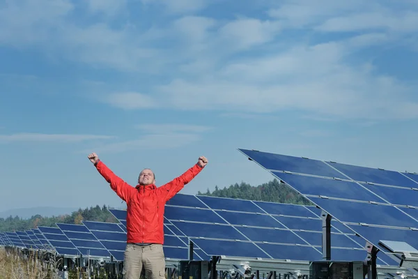 Інженер, який використовує ноутбук на полі сонячних панелей — стокове фото