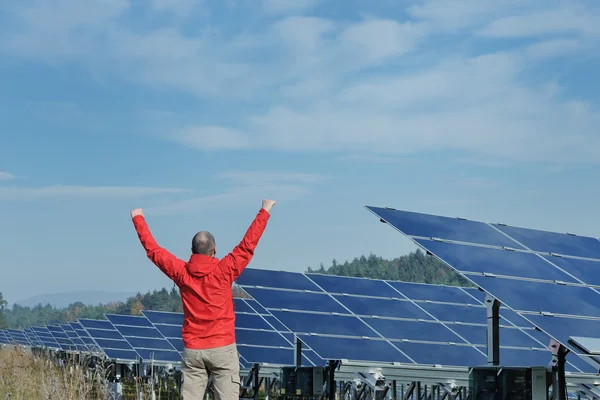 Manliga solpanel ingenjör på arbetsplatsen — Stockfoto