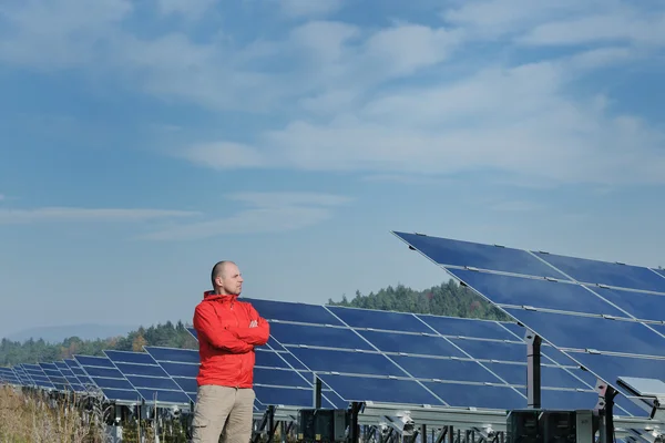 男性的太阳能电池板工程师在工作地点 — 图库照片